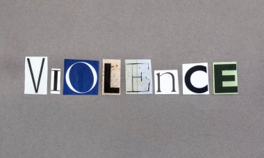 Gri arkaplanda dergi parçalarında şiddet kelimesi