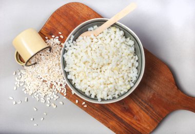 Güney Afrika Samp 'ı ya da ahşap tahtada çiğ soteyle dövülmüş mısır.