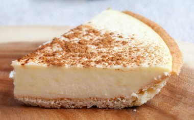 Tahta bir tahtanın üzerinde geleneksel Güney Afrika sütlü tart dilimi. mükemmel ve basit