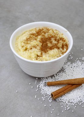 Güney Afrika 'da tapyoka incisinden yapılmış sıcak bir tatlı, sütlü yumurta ve şeker... üzerine tarçın serpiştirilmiş