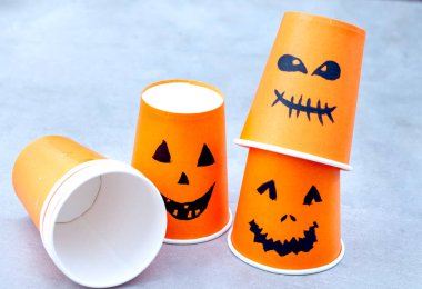 Cadılar Bayramı teknesi turuncu bardakları balkabağı suratlarına çeviriyor.