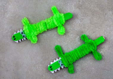 Dondurma çubuklarından, boru temizleyicilerden ve biraz kağıttan yapılmış timsahlar. Çok basit ve kolay bir zanaat. Çok şirin.