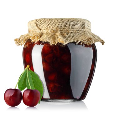 Cam kavanozda ev yapımı kiraz reçeli ve kapağında beyaz arka planda izole edilmiş çuval bezi. Korunmuş meyve