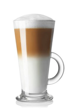 Süt köpüklü latte macchiato şeffaf cam bardakta beyaz arka planda izole edilmiş.