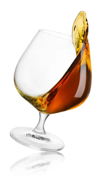 Verre Brandy Cognac Tombant Avec Éclaboussures Isolées Sur Fond Blanc — Photo