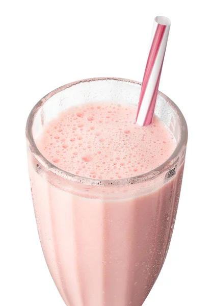 冷草莓奶昔在湿玻璃杯中的特写 稻草与白色背景隔离 — 图库照片