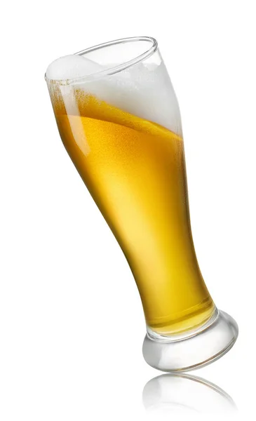 Spadające Szkło Jasnego Piwa Pianką Izolowaną Białym Tle — Zdjęcie stockowe
