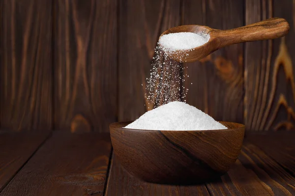 Zucchero Bianco Raffinato Che Cade Dal Cucchiaio Ciotola Sul Tavolo — Foto Stock