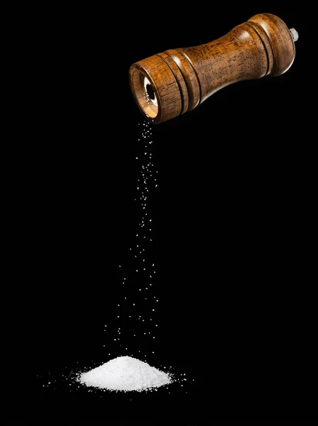 Sól Spadająca Szlifierki Drewnianej Lub Młyna Stosu Izolowanego Czarnym Tle — Zdjęcie stockowe