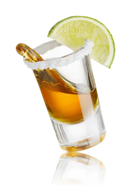 Üveg Feles Tequila Sóval Szelet Mész Fröccsenés Izolált Fehér Alapon — Stock Fotó