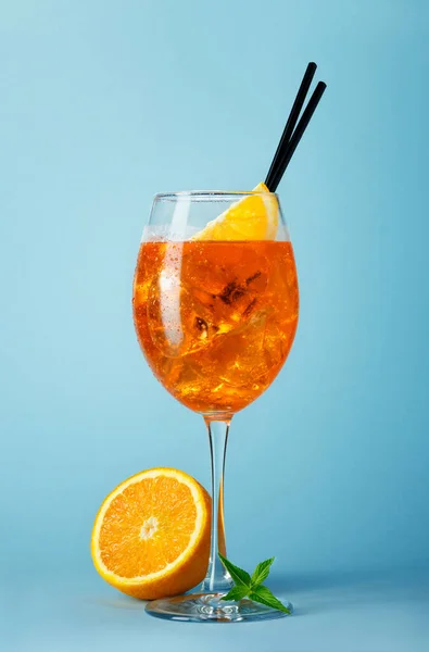 Cocktail Spritz Apéro Verre Avec Paille Tranche Orange Sur Fond — Photo