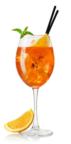 차가운 Aperol Spritz 칵테일을 유리에 오렌지 조각을 배경에 놓는다 — 스톡 사진