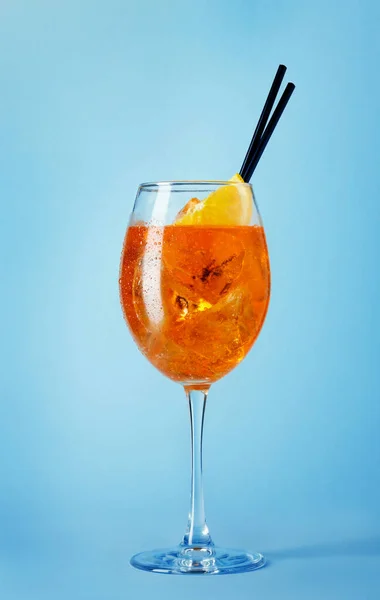 Verre Cocktail Spritz Apéro Froid Avec Des Pailles Noires Sur — Photo