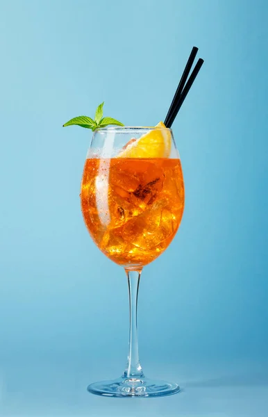Verre Humide Cocktail Spritz Apéro Froid Avec Paille Sur Fond — Photo