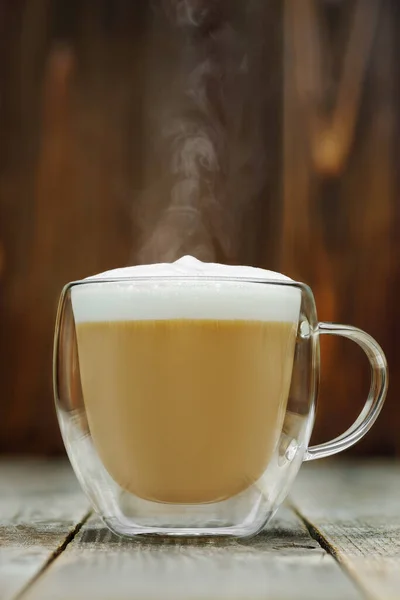 Gorące Cappuccino Podwójnej Szklanej Szklanej Filiżance Szarym Drewnianym Stole — Zdjęcie stockowe