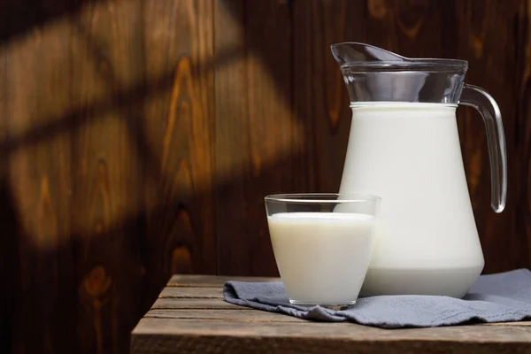 Mjölk Glas Och Kanna Träbord Med Solstrålar — Stockfoto