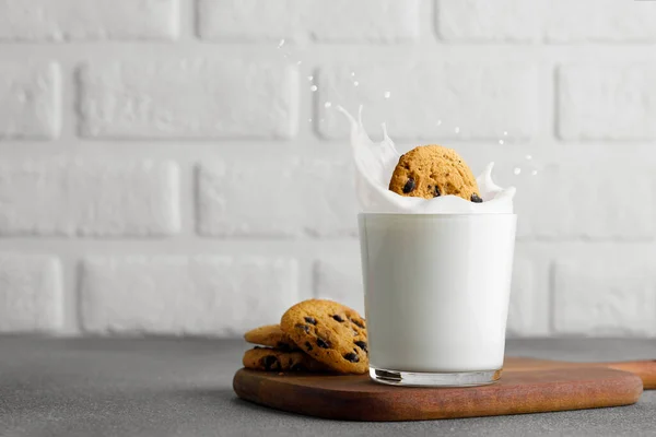 Glass Milk Splash Chocolate Chip Cookies Wooden Stand White Brick — Stock Photo, Image