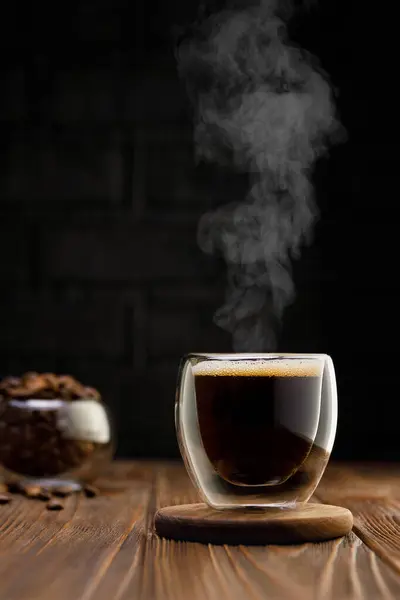 Gorące Espresso Szklanym Kubku Drewnianym Stole Czarnym Tłem — Zdjęcie stockowe