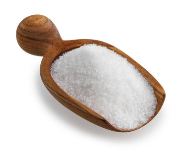 Tahta kepçe içinde granüle şeker beyaz arka planda izole