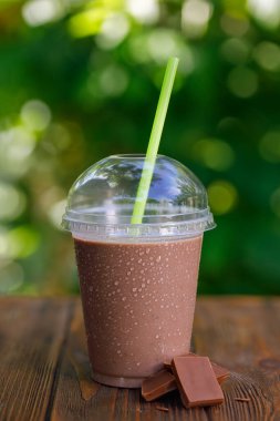 Çikolata aromalı milkshake ya da tek kullanımlık plastik bardakta protein kokteyli.