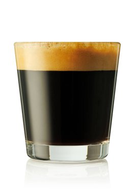 Beyaz arka planda izole edilmiş bir bardak espresso kahvesi.