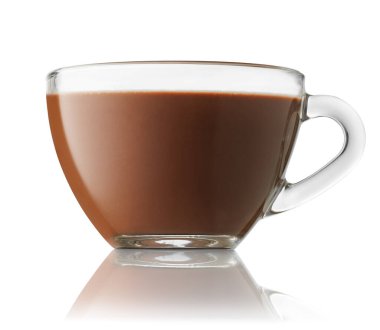 Beyaz arka planda izole edilmiş cam bardak sıcak çikolata.