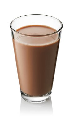 Beyaz arka planda izole edilmiş bir bardak sıcak çikolata.