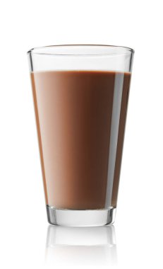 Beyaz arka planda izole edilmiş bir bardak sıcak çikolata.