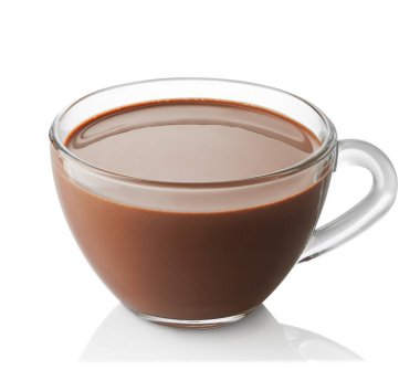 Beyaz arka planda izole edilmiş cam bardak sıcak çikolata.