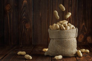 Tahta masaya düşen kabuksuz fıstıklar.