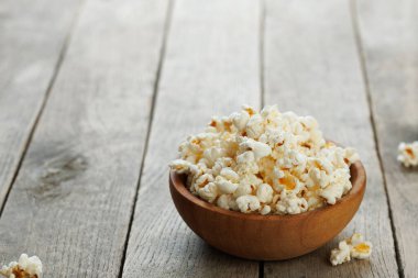 Tahta kasede patlamış mısır ve fotokopi alanı