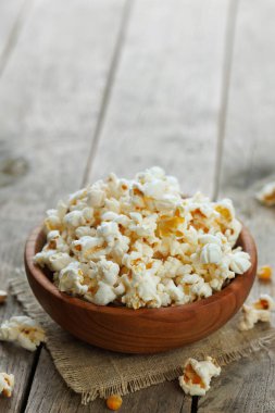 Tahta kasede patlamış mısır ve fotokopi alanı