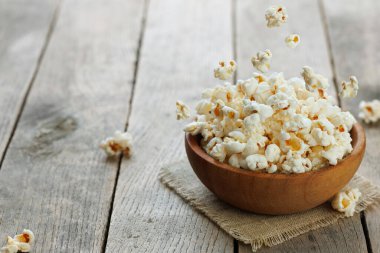 Tahta kasede patlamış mısır ve fotokopi alanı.