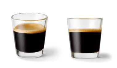 Beyaz arka planda iki cam espresso kahvesi ve kırpma yolu.