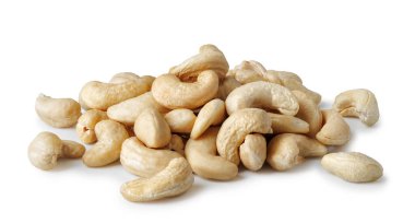 kaju fıstığı beyaz zemin üzerine izole yığını