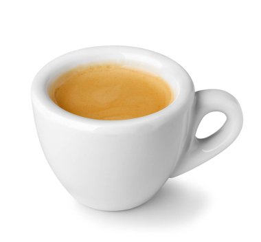 Küçük bardak espresso beyaz arka planda izole edilmiş altın krema tabakasını gösteriyor. Dosya kırpma yolu içeriyor