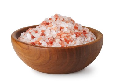 Himalaya tuzu beyaz arka planda izole edilmiş ahşap kasede. Dosya kırpma yolu içeriyor