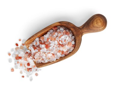 Himalaya tuzu beyaz arka planda izole edilmiş ahşap kepçe. Üst görünüm