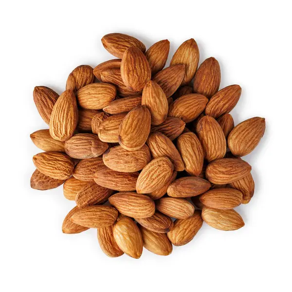 Beyaz arkaplanda izole edilmiş badem fıstığı ile üst yığın görünümü