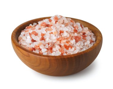 Himalaya tuzu beyaz arka planda izole edilmiş ahşap kasede. Dosya kırpma yolu içeriyor