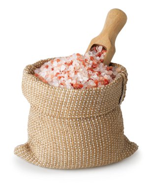 Himalaya tuzu çuvalda ve ahşap kepçeyle beyaz arka planda izole edilmiş..