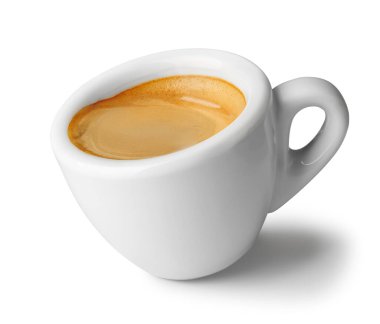 Küçük meyilli espresso fincanı taze demlenmiş kahveyle dolu, üzerinde krema bulunan, beyaz arka planda izole edilmiş. Dosya kırpma yolu içeriyor