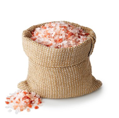 Himalaya tuzu beyaz arka planda izole edilmiş çuval ve yığın halinde.