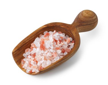 Himalaya tuzu beyaz arka planda izole edilmiş ahşap kepçe. Dosya kırpma yolu içeriyor