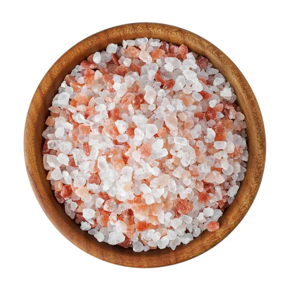 Himalaya tuzunun beyaz arka planda izole edildiği ahşap kasenin üst görüntüsü. Dosya kırpma yolu içeriyor