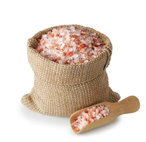 Himalaya tuzu beyaz arka planda izole edilmiş çuval ve kepçe.