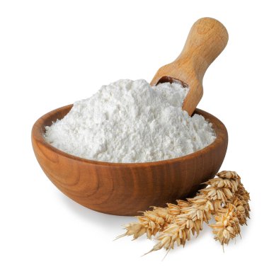 Tahta kasede un ve kepçeyle kaplanmış buğday kulakları beyaz arka planda izole edilmiş..