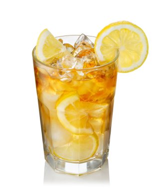 Beyaz arka planda izole edilmiş limonlu buzlu çay. Dosya kırpma yolu içeriyor