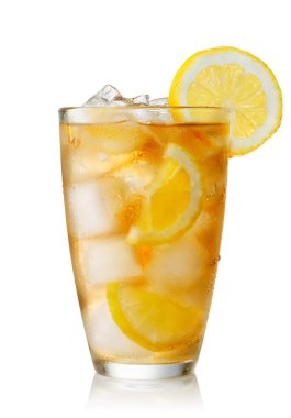 Beyaz arka planda izole edilmiş limonlu buzlu çay. Dosya kırpma yolu içeriyor