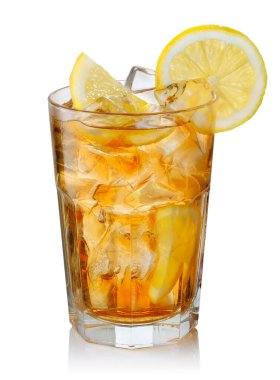 Beyaz arka planda izole edilmiş limonlu buzlu çay. Dosya kırpma yolu içeriyor